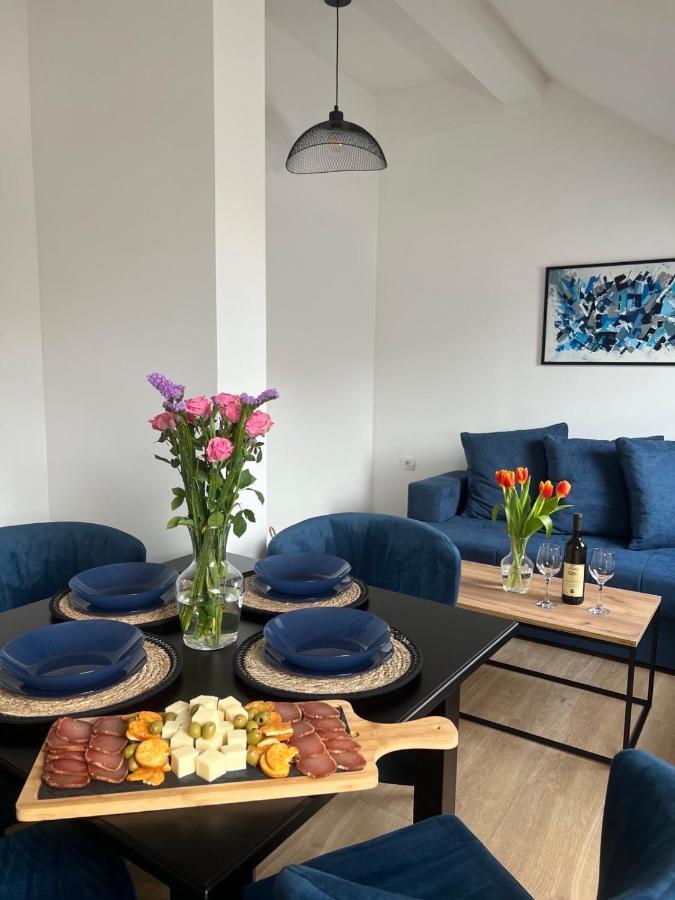 Loft Apart بلوزين المظهر الخارجي الصورة