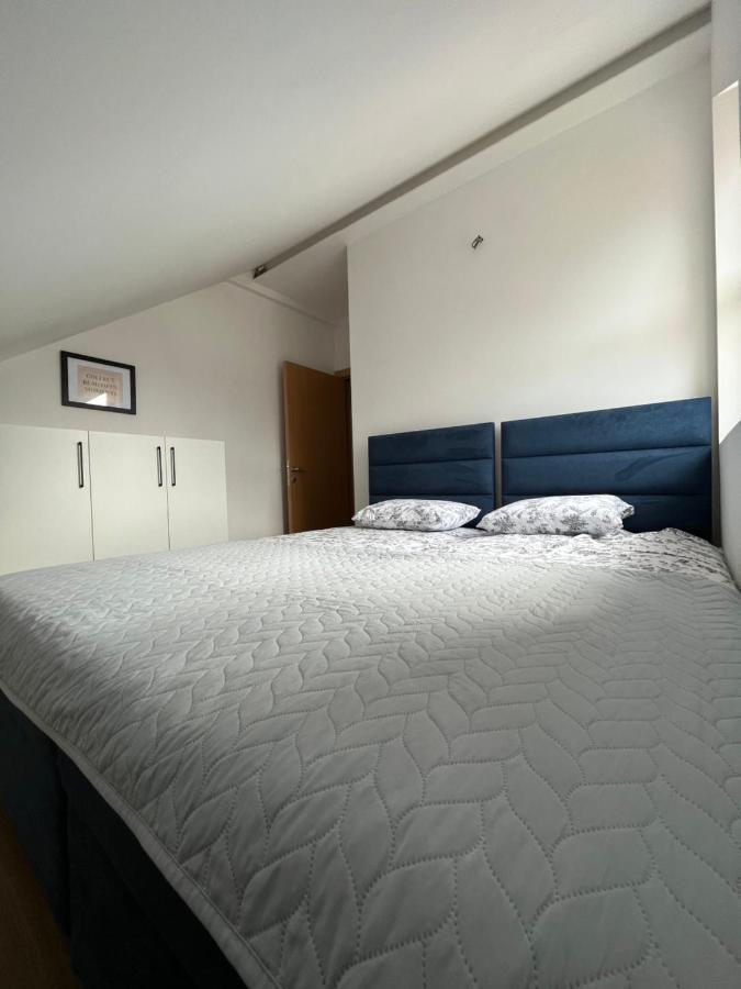 Loft Apart بلوزين المظهر الخارجي الصورة