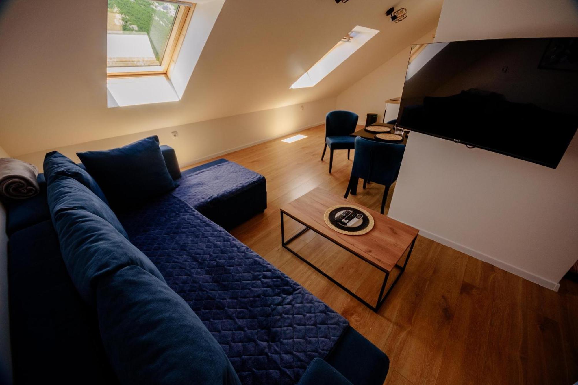 Loft Apart بلوزين المظهر الخارجي الصورة