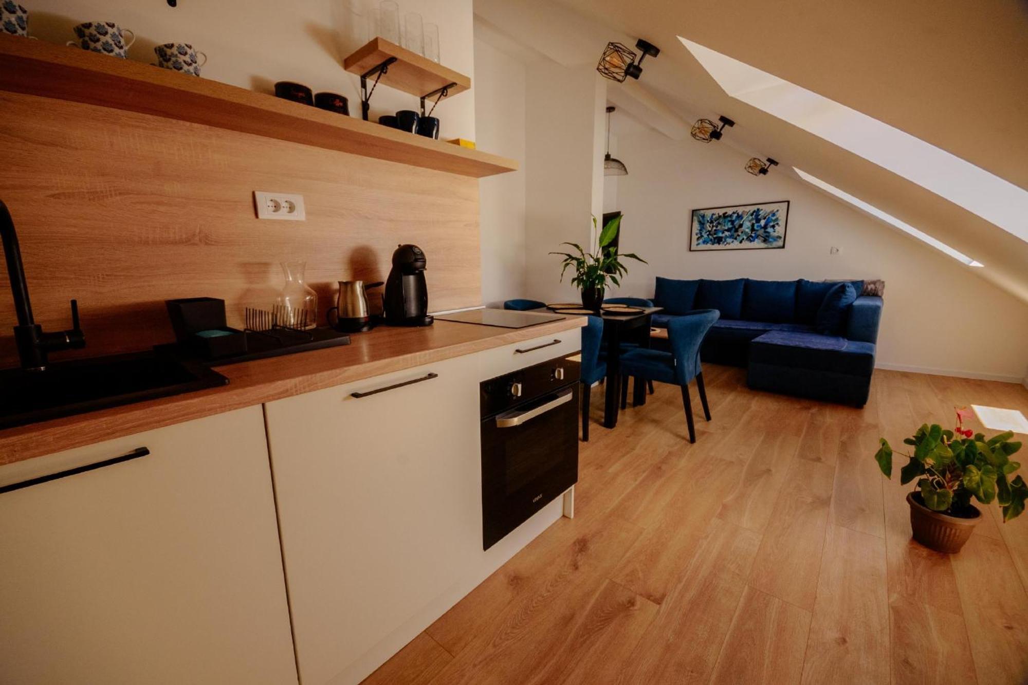 Loft Apart بلوزين المظهر الخارجي الصورة